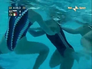 Catfight swimming match waterpolo 01
